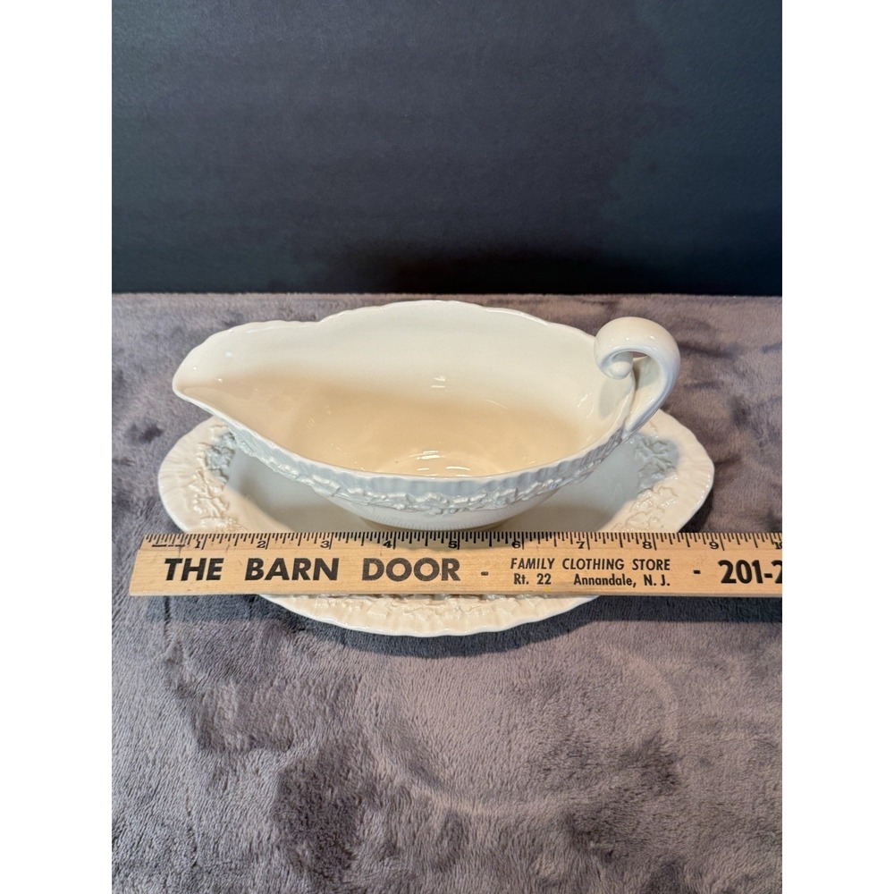 Wedgwood Embossed Queen's‎ Ware Gravy Sauce Boat w Underplate Cream on Cream #2 - Picture 9 of 10